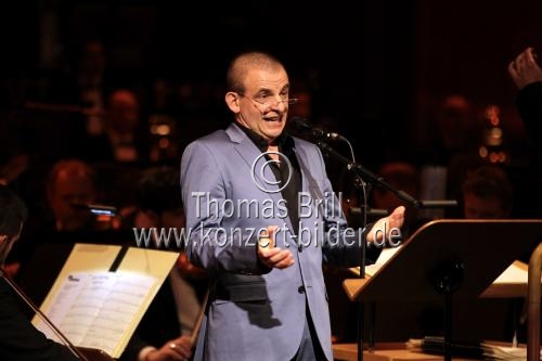 Deutsch-Französischer Schauspieler und Sänger Dominique Horwitz singt 
